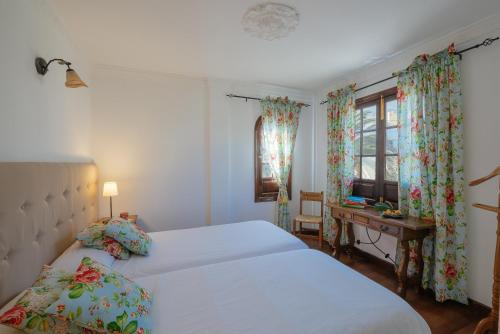 Double or Twin Room with Mountain View del hotel Villa Ariadna. Foto 7