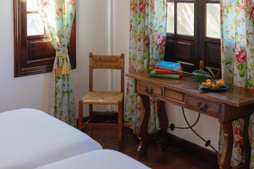 Double or Twin Room with Mountain View del hotel Villa Ariadna. Foto 9