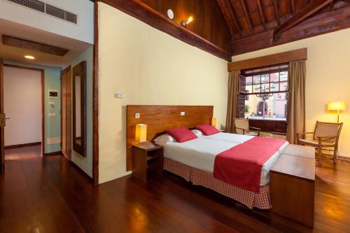 Junior suite 3 camas individuales del hotel LIVVO La Quinta Roja. Foto 2