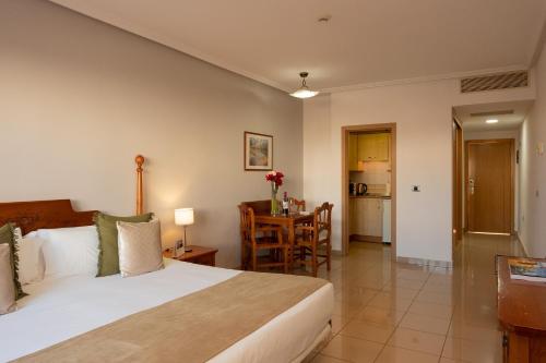 Habitación Doble con Terraza del hotel Grand Muthu Golf Plaza Hotel and Spa. Foto 3