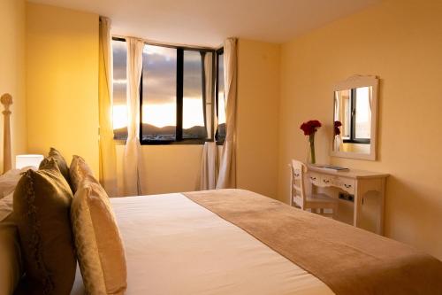 Suite Junior con vistas a la piscina o al mar del hotel Grand Muthu Golf Plaza Hotel and Spa. Foto 1