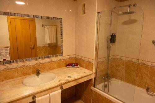 Suite Junior con vistas a la piscina o al mar del hotel Grand Muthu Golf Plaza Hotel and Spa. Foto 4