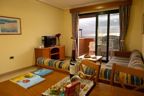 Suite Junior con vistas a la piscina o al mar del hotel Grand Muthu Golf Plaza Hotel and Spa. Foto 5