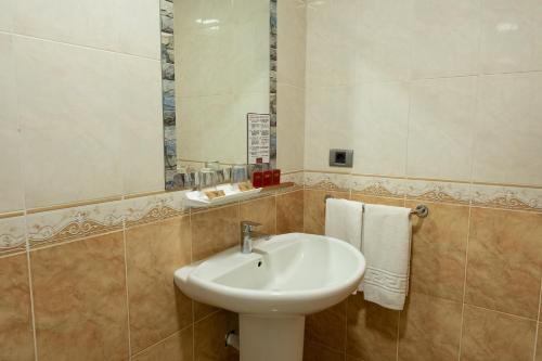 Habitación Familiar con vistas a la piscina o al mar del hotel Grand Muthu Golf Plaza Hotel and Spa. Foto 4