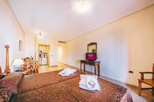 Double Room with Terrace del hotel Grand Muthu Golf Plaza Hotel and Spa. Foto 2