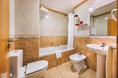 Double Room with Terrace del hotel Grand Muthu Golf Plaza Hotel and Spa. Foto 3