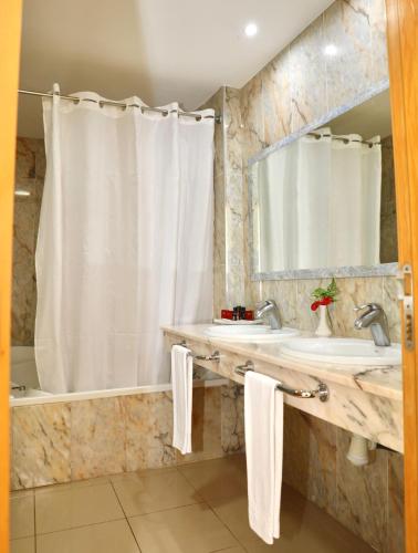 Family Room (6 Adults) del hotel Grand Muthu Golf Plaza Hotel and Spa. Foto 2