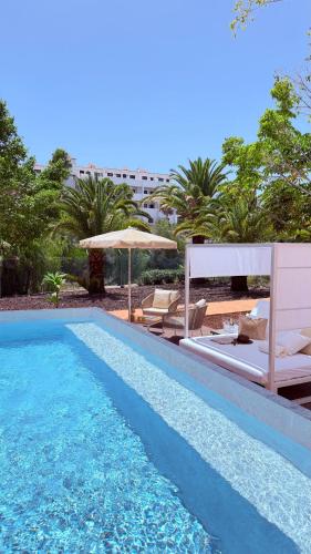 Suite Junior con vistas a la piscina o al mar para 4 adultos - Servicio MAGMA del hotel Grand Muthu Golf Plaza Hotel and Spa. Foto 13