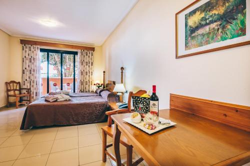 Habitación Doble con terraza del hotel Grand Muthu Golf Plaza Hotel and Spa. Foto 4