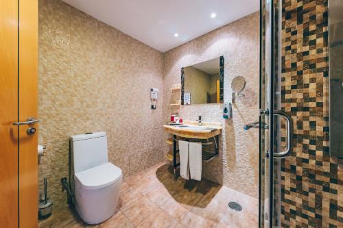 Suite Junior con vistas al mar o la piscina del hotel Grand Muthu Golf Plaza Hotel and Spa