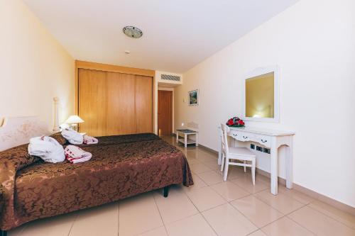 Suite Junior con vistas al mar o la piscina del hotel Grand Muthu Golf Plaza Hotel and Spa. Foto 4