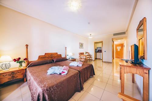 Habitación Doble con terraza del hotel Grand Muthu Golf Plaza Hotel and Spa. Foto 1