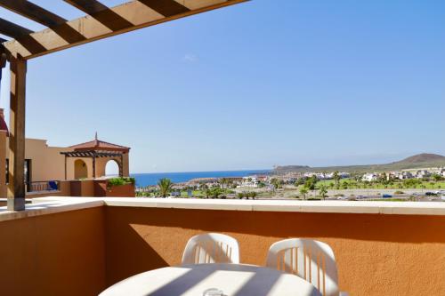 Suite Junior con vistas al mar o la piscina del hotel Grand Muthu Golf Plaza Hotel and Spa. Foto 3