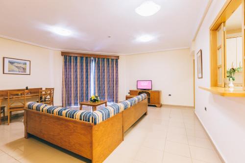 Habitación familiar Balcón o Terraza Vista ciudad 4 camas individuales del hotel Grand Muthu Golf Plaza Hotel and Spa. Foto 1