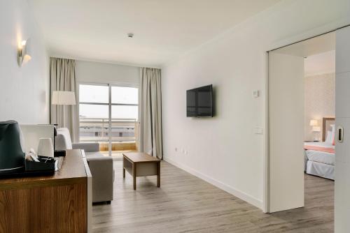 Suite My Favorite Club con vistas frontales al mar del hotel Alua Atlántico Golf – All Inclusive. Foto 4