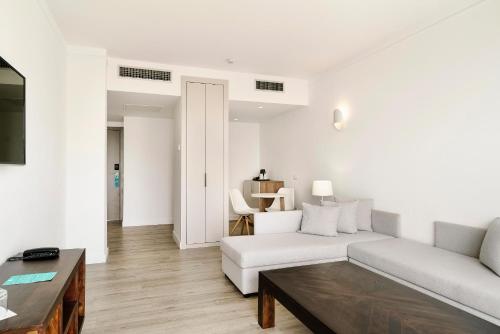 Suite con vistas frontales al mar del hotel Alua Atlántico Golf – All Inclusive. Foto 2