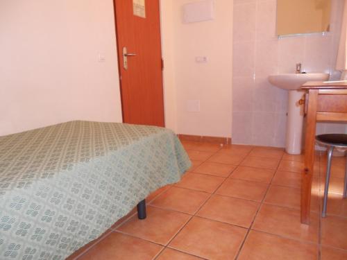 Habitación Individual con baño compartido del hotel Mova. Foto 2