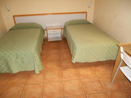 Double or Twin Room with Private Bathroom del hotel Mova. Foto 5