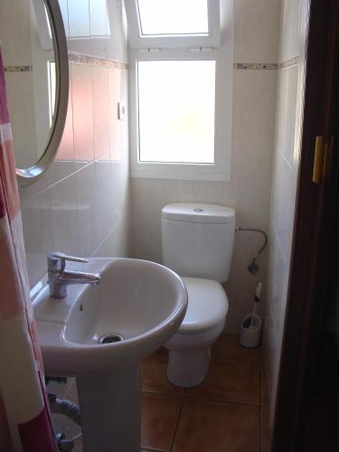 Habitación Individual con baño compartido del hotel Mova. Foto 1