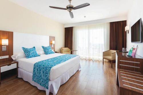 Habitación Doble con vistas a la piscina del hotel Riu Arecas - Adults Only. Foto 1