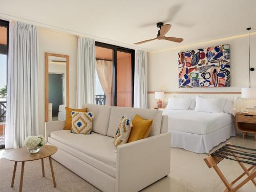 Junior suite Lujo 1 Cama super king del hotel H10 Costa Adeje Palace