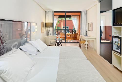 Habitación Doble con vistas parciales al mar del hotel H10 Costa Adeje Palace. Foto 5