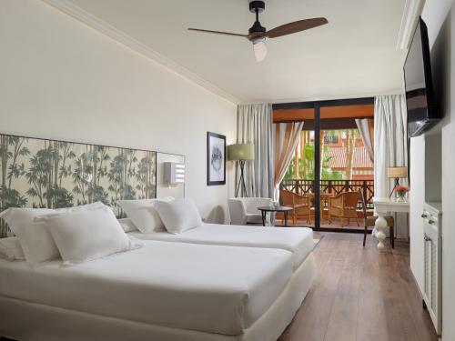 Habitación Doble con vistas parciales al mar del hotel H10 Costa Adeje Palace. Foto 7