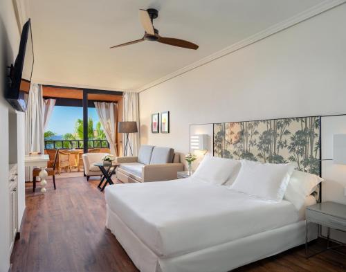 Habitación familiar Premium 1 Cama super king del hotel H10 Costa Adeje Palace. Foto 5