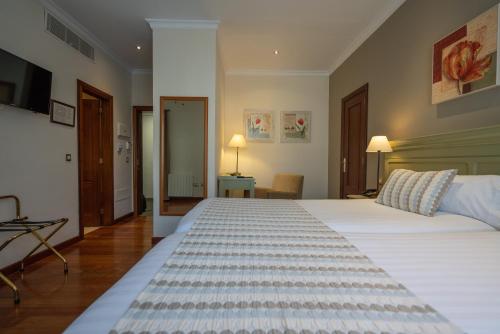 Habitación Triple Estándar del hotel Laguna Nivaria and Spa. Foto 1