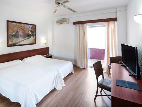 Habitación triple del hotel Catalonia Punta del Rey