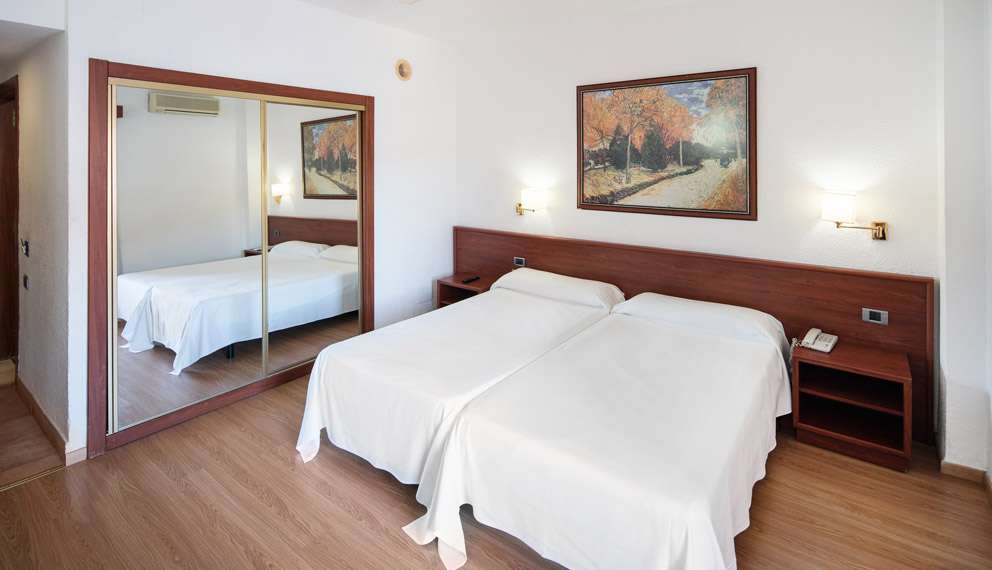 Habitación triple del hotel Catalonia Punta del Rey. Foto 2