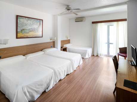Habitación familiar del hotel Catalonia Punta del Rey. Foto 1