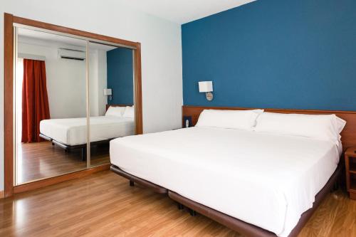 Habitación Triple del hotel Catalonia Punta del Rey. Foto 2