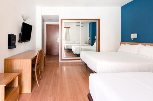 Habitación Familiar del hotel Catalonia Punta del Rey. Foto 1