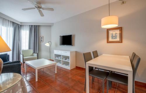 Apartamento Balcón o Terraza 1 habitación Vista Patio Sofá Cama incluido 2 Camas individuales del hotel Hg Tenerife Sur. Foto 10