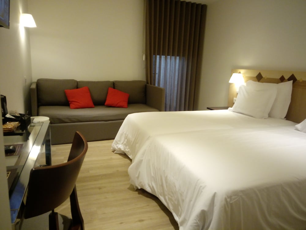 Habitación con 2 camas individuales del hotel Aveiro Center. Foto 2