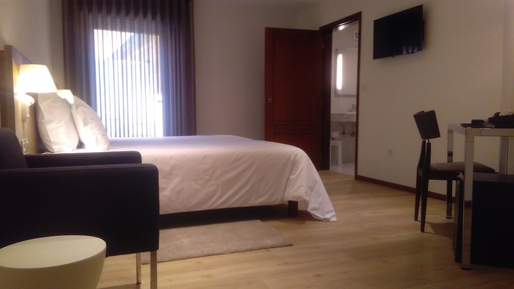 Habitación con 2 camas individuales, accesible para personas con discapacidad del hotel Aveiro Center. Foto 1