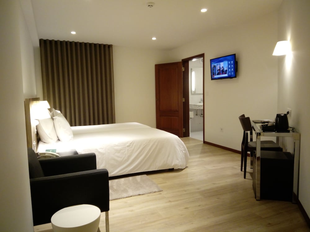 Habitación con 2 camas individuales, accesible para personas con discapacidad del hotel Aveiro Center. Foto 2
