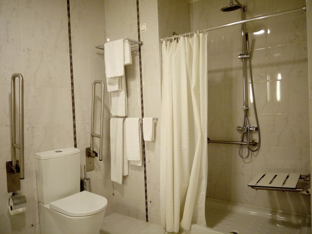 Habitación con 2 camas individuales, accesible para personas con discapacidad del hotel Aveiro Center. Foto 5