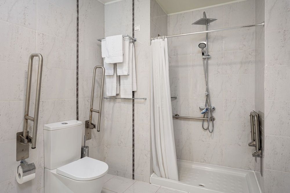 Habitación con 2 camas individuales, accesible para personas con discapacidad del hotel Aveiro Center. Foto 6