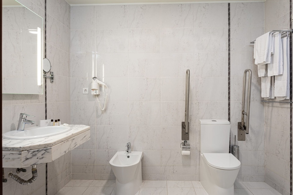 Habitación con 2 camas individuales, accesible para personas con discapacidad del hotel Aveiro Center. Foto 7