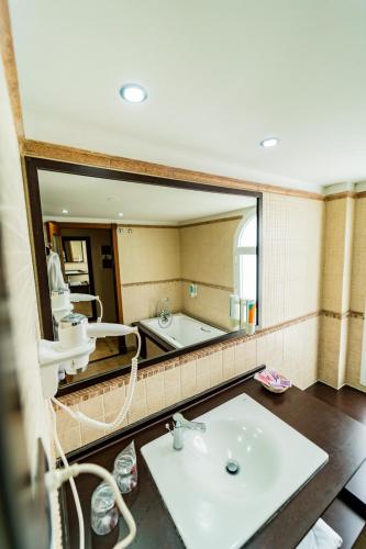 Junior suite Balcón o Terraza 1 Cama king con salón Premium Sofá Cama incluido del hotel Paradise Park Fun Lifestyle. Foto 4