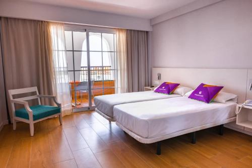 Habitación familiar Balcón o Terraza Superior con salón Sofá Cama incluido 4 camas individuales del hotel Paradise Park Fun Lifestyle. Foto 6