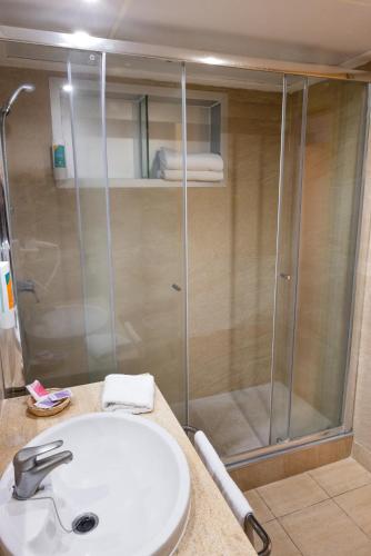 Habitación familiar con salón Premium 2 Camas individuales del hotel Paradise Park Fun Lifestyle. Foto 8