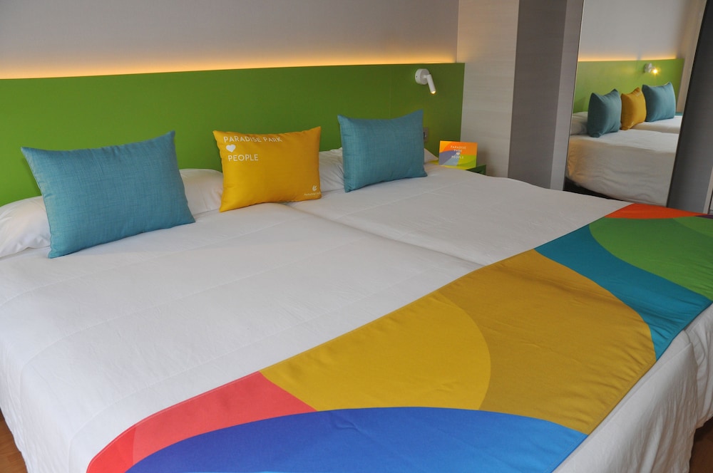 Habitación individual superior, vistas a la piscina del hotel Paradise Park Fun Lifestyle. Foto 1