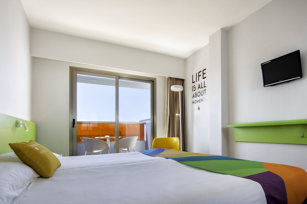 Habitación individual superior, vistas a la piscina del hotel Paradise Park Fun Lifestyle. Foto 5