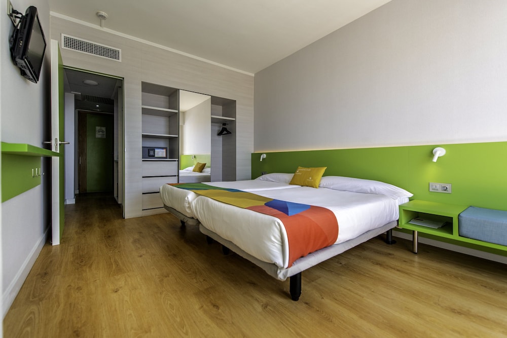 Habitación individual superior, vistas a la piscina del hotel Paradise Park Fun Lifestyle. Foto 8