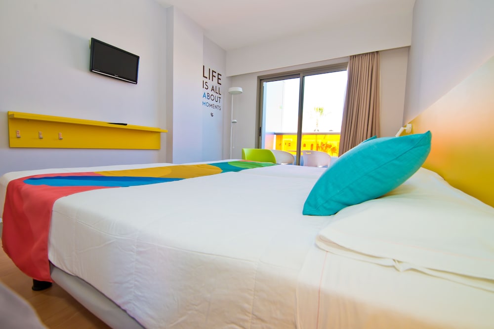 Habitación individual superior, vistas a la piscina del hotel Paradise Park Fun Lifestyle. Foto 10