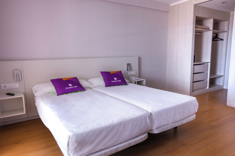 Duplex Vista Parcial Mar Balcón o Terraza 2 habitaciones con salón Anexo Premium 2 Camas individuales 1 Cama doble del hotel Paradise Park Fun Lifestyle. Foto 2