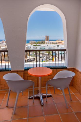 Habitación familiar Balcón o Terraza Superior con salón Sofá Cama incluido 4 camas individuales del hotel Paradise Park Fun Lifestyle. Foto 3